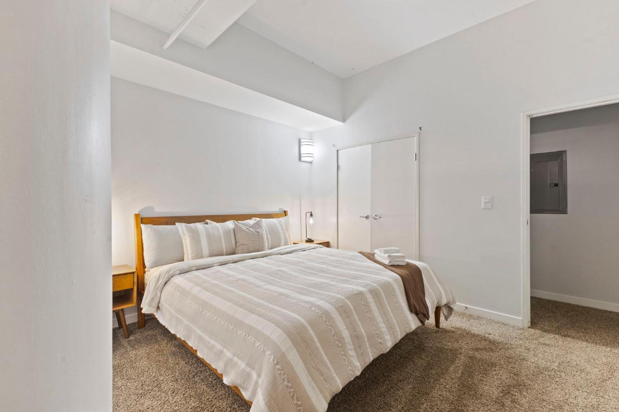 Апартаменти Indy Loft - Monument Circle - Sleeps 7 - Convention Walkable Індіанаполіс Екстер'єр фото