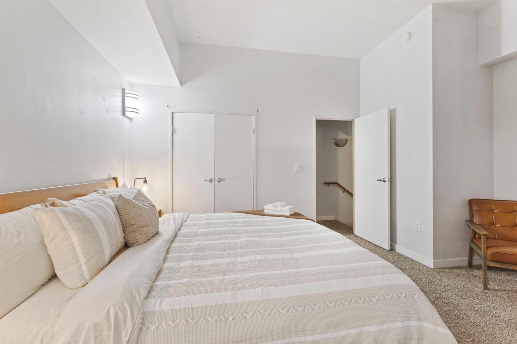 Апартаменти Indy Loft - Monument Circle - Sleeps 7 - Convention Walkable Індіанаполіс Екстер'єр фото